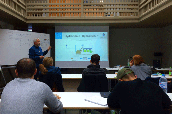 Basics der Aquaponik sind Wissen über Versorgungssicherheit von Anlagen mit Fischbrut, richtige Hygiene, Fischwellnes, integrale Aquakultur plus Hydroponic.